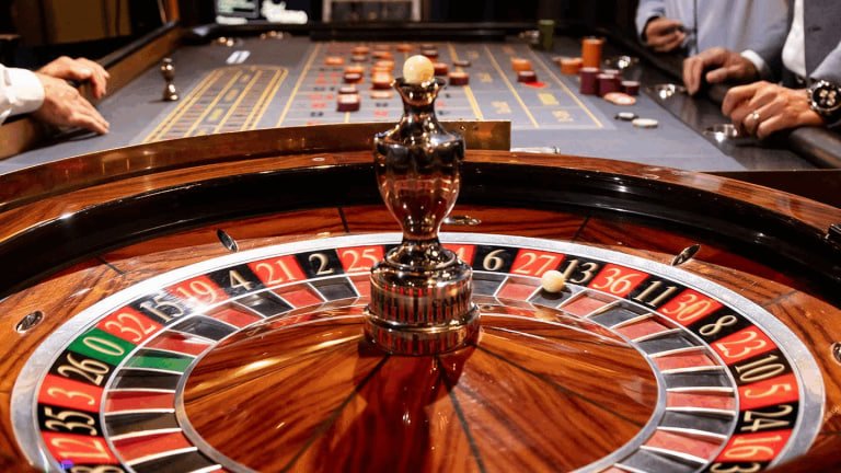 Aplikasi jamin toto menampilkan sportsbook Liga 1 dan meja blackjack dealer langsung dalam satu layar